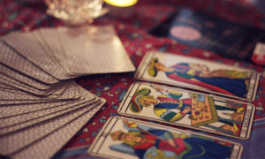 Cartas de Tarot y Autoexploración: Descubre tu Interior