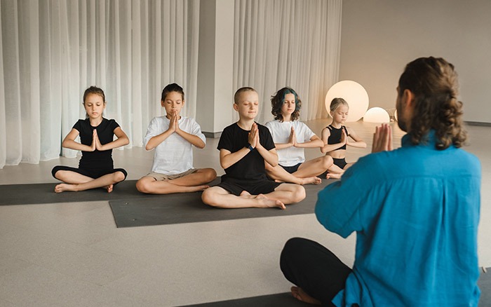 Descubre aquí y sin compromiso el curso de monitor de yoga infantil